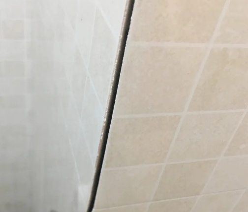 信阳瓷砖空鼓维修公司分享阳台瓷砖脱落的修复过程可以分为以下几个步骤
